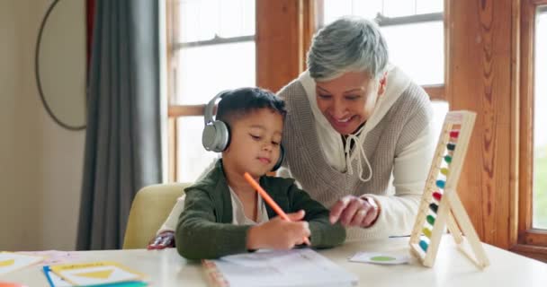 数学作业或祖母教学或帮助知识 教育或儿童发展 祖父母 耳机或聪明的男孩写作或计数数字 以便在算盘上考试 — 图库视频影像