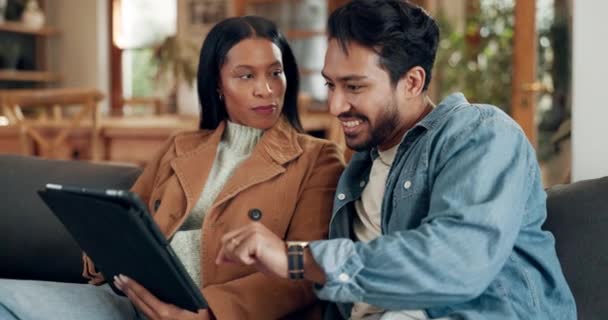 Feliz Conversando Una Pareja Interracial Con Una Tableta Sofá Para — Vídeos de Stock