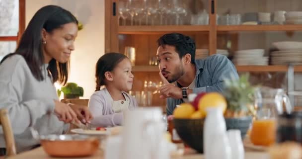Szczęśliwy Jedzenie Przybij Piątkę Rodziną Przy Stole Śniadanie Odżywianie Relaks — Wideo stockowe