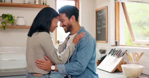 拥抱和夫妻在厨房里快乐 在一起 亲密的同时 在他们的家 浪漫和男人与女人拥抱 微笑和分享信任 关怀或灵魂伴侣的时刻 — 图库视频影像