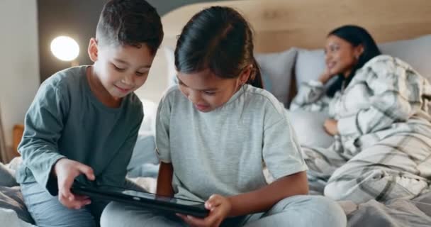 Tablet Broer Zus Het Bed Van Hun Ouders Een Wazige — Stockvideo