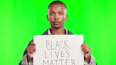 Afrikalı adam, protesto afişi ve yeşil perde ile adalet, ırkçılık ya da siyahların hayatları stüdyo modellerinde önemlidir. Genç öğrenci, eşitlik, insan hakları veya fikir değişikliği için imza ya da ilan panosu.