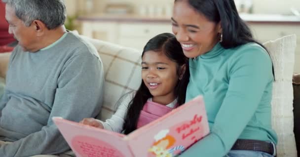 Reserve Relaxe Conte Histórias Com Mãe Filha Sofá Para Leitura — Vídeo de Stock