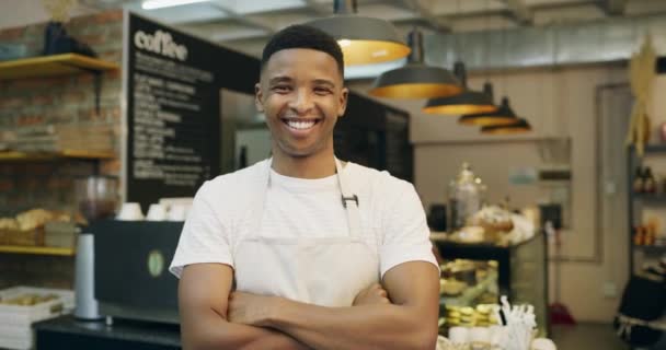 Bageri Korsade Armar Och Ansiktet Afrikansk Man Bagare För Servering — Stockvideo