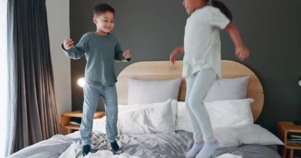 Bett Glücklich Und Kinder Spielen Springen Und Haben Spaß Morgendlichen — Stockvideo
