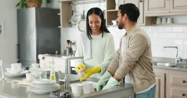 Casal Falando Pia Cozinha Para Lavar Pratos Juntos Ajudando Mão — Vídeo de Stock