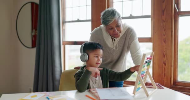 数学と教育のための祖母と子供の助け 将来と宿題 幼稚園 成長のための家庭での高齢女性と家庭教師の家での勉強 焦点と教え — ストック動画
