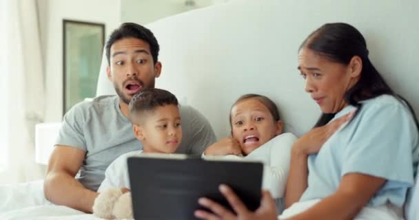 Tableta Rodina Sledování Hororu Domácí Ložnici Překvapení Šok Spolu Technologie — Stock video