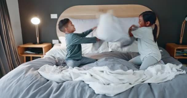 Ночь Счастливые Дети Подушками Бороться Кровати Удовольствия Играя Сближаясь Вместе — стоковое видео