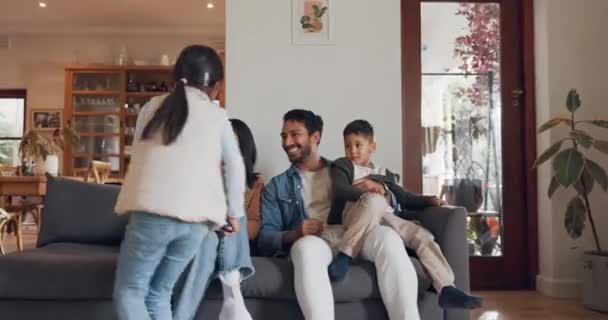 Mutlu Aile Bir Kanepede Televizyon Izleyerek Mutlu Kaliteli Zaman Geçirmek — Stok video