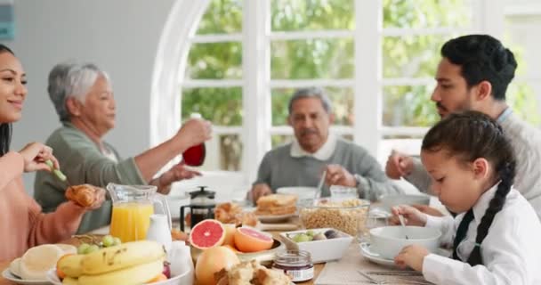 感謝と健康のためのテーブルで大きな家族と朝食 幸せと朝 開始と健康のために自宅のダイニングルームで食べる人々との愛 サポートとブランチ一緒に — ストック動画