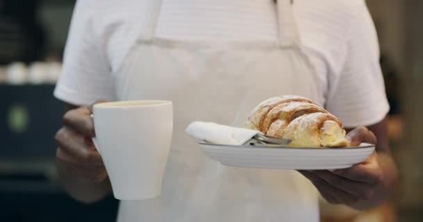 面包店 糕点和为小企业提供食物 面包和羊角面包的咖啡的人的脸 咖啡店和咖啡店里快乐男服务员的肖像 带着现成的服务产品 — 图库视频影像