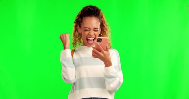 快乐的女人 电话和舞蹈为好消息在绿色屏幕上庆祝在工作室的背景 带着微笑和智能手机跳舞的兴奋女性 因模仿而赢得 销售或打折 — 图库视频影像
