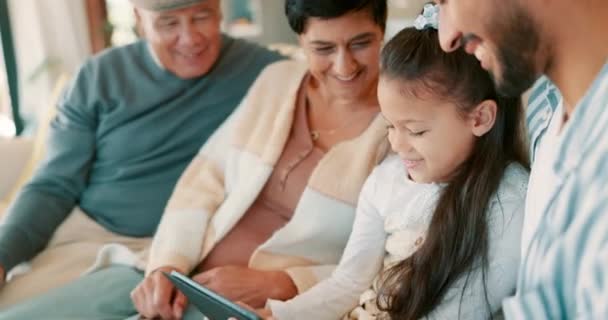 Χαλαρώστε Tablet Και Ευχαριστημένοι Μεγάλη Οικογένεια Στον Καναπέ Για Streaming — Αρχείο Βίντεο