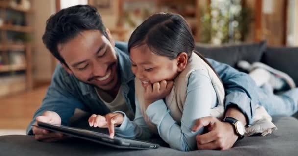 Baba Tablet Mutlu Çocuk Evde Oturma Odasında Film Bağlanmak Için — Stok video