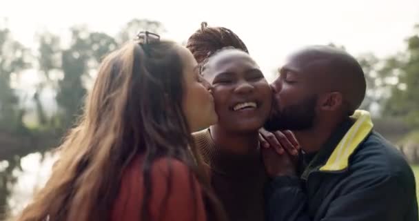 Ritratto Gruppo Amici Insieme Bacio Abbraccio Amore Nel Parco All — Video Stock