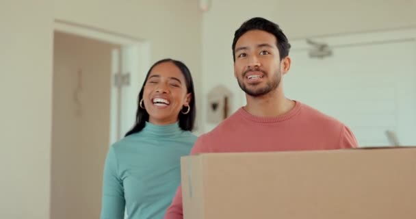 Счастливая Переезжающая Пара Коробкой Своего Нового Дома Квартиры Недвижимости Счастье — стоковое видео