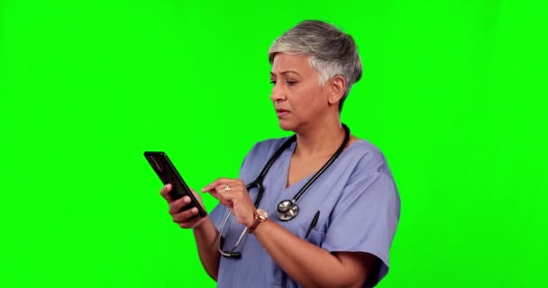 电话和短信通过绿色屏幕搜索 困惑或失望的滚动在模型中 高级女医生 智能手机或打字聊天 医学研究或对结果不满 — 图库视频影像