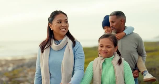 Przygoda Szczęśliwy Podróży Rodziną Plaży Relaks Trzymając Się Ręce Nadmorskich — Wideo stockowe