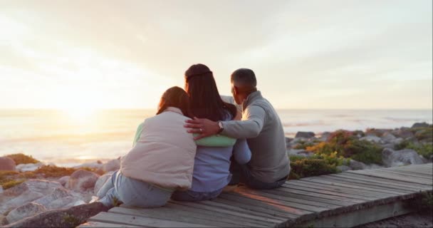 Liebe Umarmung Und Reisen Mit Der Familie Strand Für Entspannung — Stockvideo