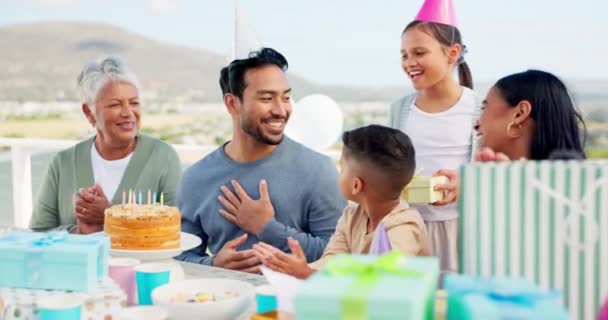 Szczęśliwy Świętować Duża Rodzina Zewnątrz Przyjęcie Urodzinowe Ciastem Deserowym Prezenty — Wideo stockowe