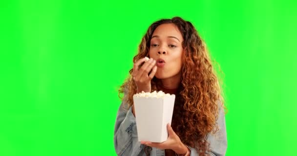 興奮した女性 ポップコーン 緑の画面は 映画のスナックやテレビを見て食べる 女性の人と笑顔のストリーミングシリーズや映画館で食べ物や映画やテレビから幸せと — ストック動画