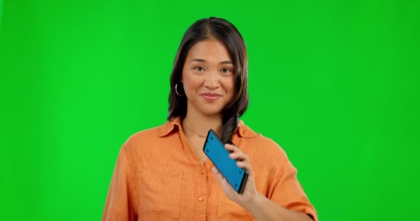 Boldog Telefon Mockup Zöld Képernyőn Reklám Stúdió Háttér Portré Női — Stock videók