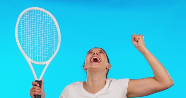 ブルーのスタジオを背景に テニス 女性が応援し 勝者とアスリートが活躍します ラケットを持つ肖像画 女性の人や選手 チャンピオンや拳で勝つ 目標やお祝い — ストック動画