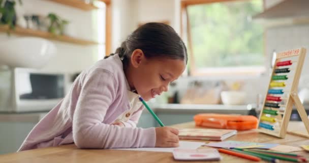 宿題や彼女の家でのカウントの練習とキッチンでの教育 書き込みと幸せな女の子の子供 家庭での数学の授業のためのテーブルの上に描画しながら 創造的で女性の子供の笑顔 — ストック動画