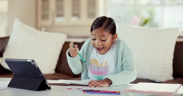 作业和快乐的平板电脑 教育和回答与远程学习 兴奋和笔记本 女学生或有技术的儿童 休息室和有儿童发展的学习 — 图库视频影像