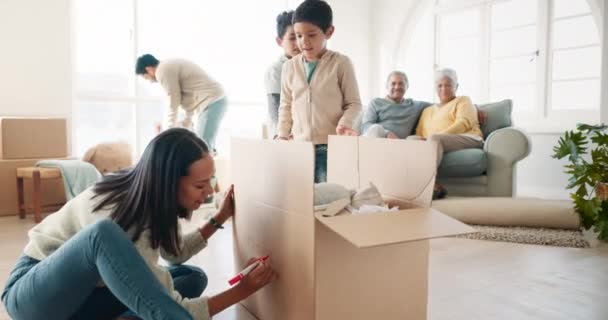 Heureux Les Enfants Aident Les Parents Emballer Boîtes Emballages Ensemble — Video