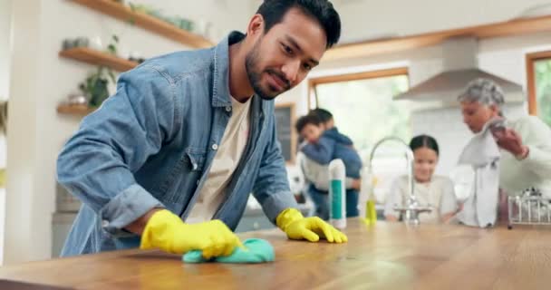 Família Limpeza Homem Uma Cozinha Com Pano Para Mesa Higiene — Vídeo de Stock