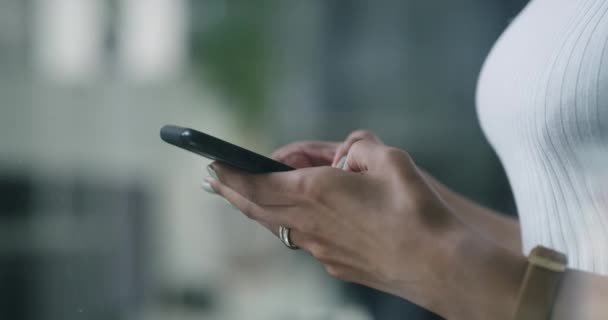 Üzletasszony Kéz Telefon Gépelés Közösségi Médiában Kommunikáció Vagy Hálózatépítés Irodában — Stock videók
