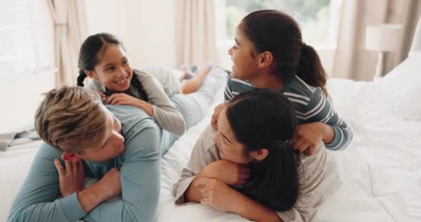 Mutlu Aile Yatak Çocuklar Bir Yatak Odasında Ebeveynlerle Sohbet Ediyor — Stok video