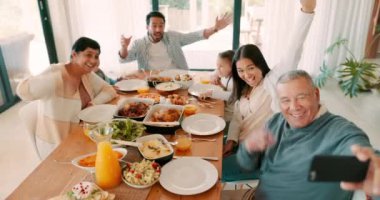 Selfie, el sallama ve aile olarak şükran günü yemeğinde bir arada olacağız. Çocuklar, aileler ve büyükanneler kahvaltı sırasında yemek masasında bir video görüşmesi yapıyorlar..