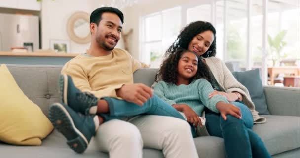Familia Niña Padres Viendo Televisión Sofá Casa Para Películas Transmisión — Vídeos de Stock