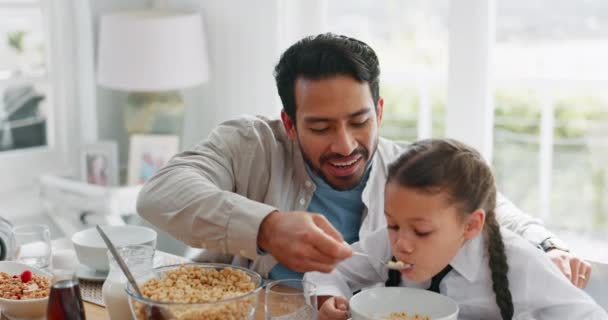 Frukost Flingor Och Morgon Med Familjen Vid Bordet För Mat — Stockvideo