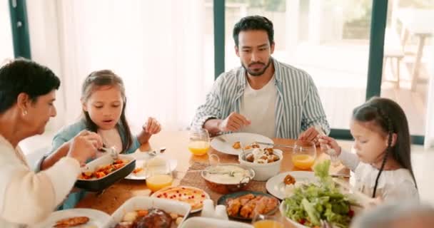 Παιδιά Γονείς Και Παππούδες Στο Γεύμα Των Ευχαριστιών Μαζί Οικογένεια — Αρχείο Βίντεο
