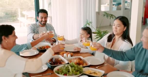 Święto Dziękczynienia Tosty Dużą Rodziną Dzieci Rodziców Dziadków Jedzących Razem — Wideo stockowe
