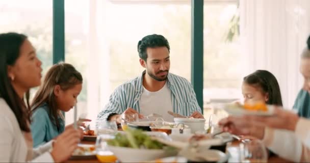 Kinderen Ouders Grootouders Die Samen Als Gezin Thanksgiving Eten Terwijl — Stockvideo
