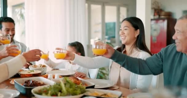 Thanksgiving Toast Mit Kindern Eltern Und Großeltern Zusammen Als Familie — Stockvideo