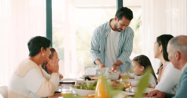 Ação Graças Comida Pai Servindo Sua Família Enquanto Come Comida — Vídeo de Stock