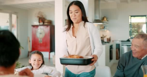 Erntedank Essen Und Eine Frau Die Ihrer Familie Während Einer — Stockvideo