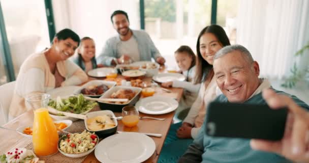 祖父と彼の家族と一緒に感謝祭のセルフィーはお祝いに食べ物を結合または食べるために一緒に ダイニングテーブルで写真を撮る幸せな高齢者と愛 ランチやブランチ — ストック動画