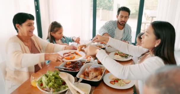 Barn Foreldre Besteforeldre Thanksgiving Sammen Som Familie Som Spiser Mat – stockvideo