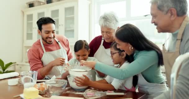 全家团聚 孩子们学习 烘焙蛋糕或和祖父母 爸爸妈妈一起在厨房里共度美好时光 儿童发展或与家里的食物或快乐的人的联系 — 图库视频影像