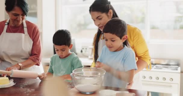 家庭で家庭料理のレシピを学ぶ幸せな家族として 台所でケーキを焼くお母さん お母さん または子供 クッキーのためのチームワークで子供を支援 子供の開発やシニアおばあちゃんを教える — ストック動画