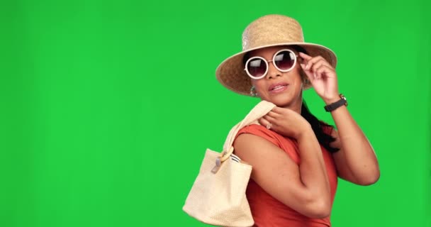 Стильный Улыбка Женщина Сумкой Зеленом Экране Солнцезащитными Очками Отдыха Летнего — стоковое видео