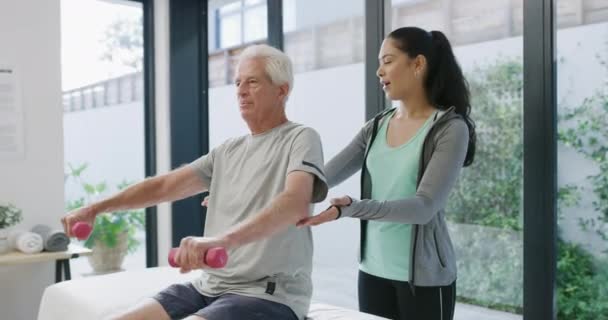 Suporte Haltere Fisioterapia Com Homem Velho Mulher Escritório Para Consultoria — Vídeo de Stock