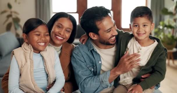 Πρόσωπο Σπίτι Και Οικογένεια Αγάπη Χαμόγελο Και Ποιοτικό Χρόνο Στήριξη — Αρχείο Βίντεο